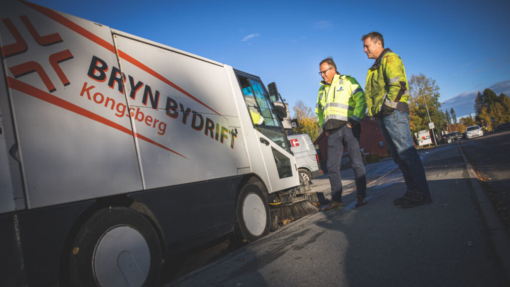 Servicebil fra Bryn Bydrift med to ansatte