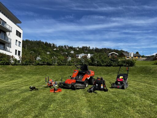 Gressklippere på en stor plen