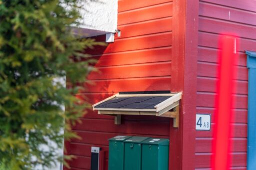Takoverbygg over postkassene i Vestlia borettslag