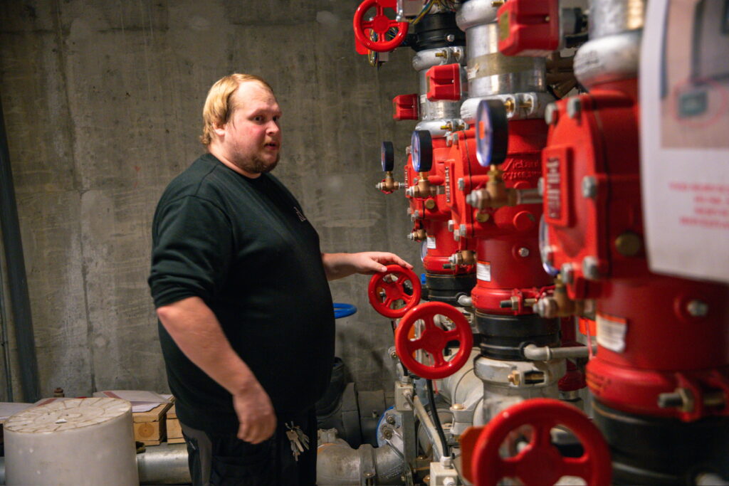 Vaktmester ved sprinkleranlegget i et teknisk rom