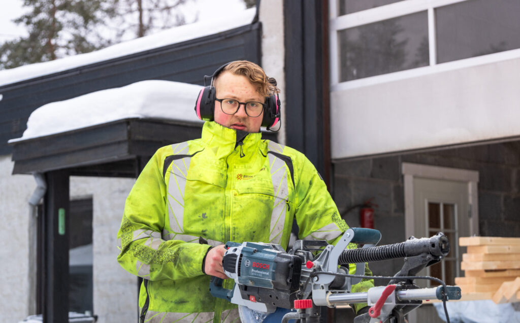 Snekker fra Bryn Bydrift kapper materialer på stedet