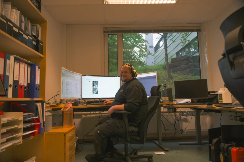 Medarbeider i Bryn Bydrifts kontor i Kongsberg
